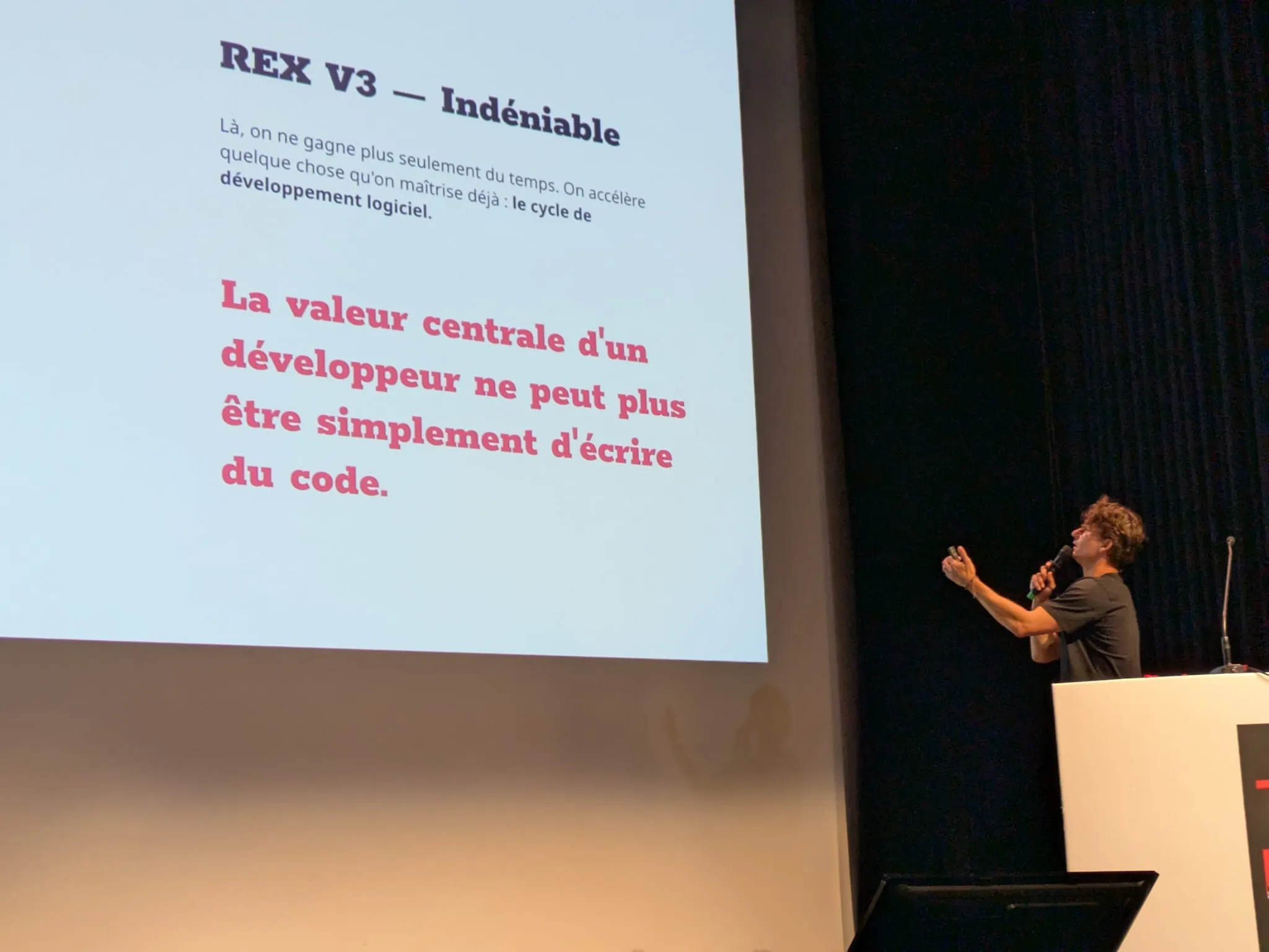 Alexandre Soyer présente une méthode de développement assisté par IA sur scène.